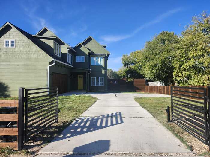 Modern horizontal-slat automatic driveway gates at a contemporary DFW home